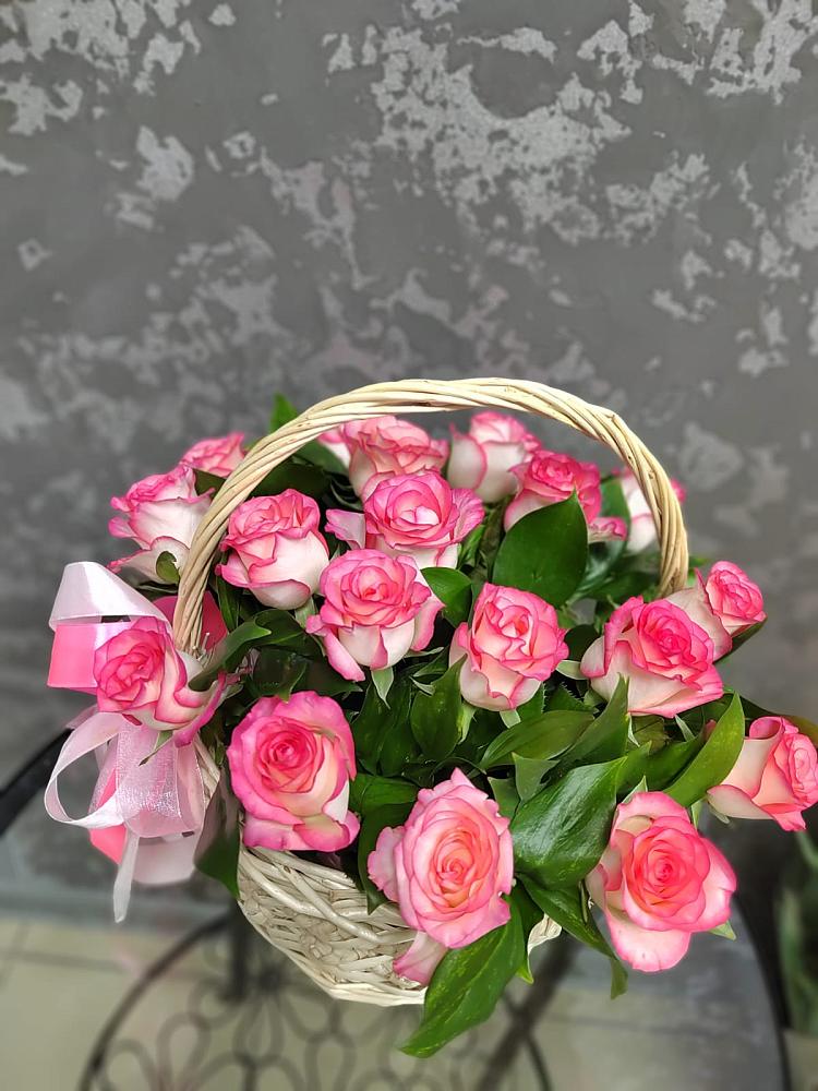 Цветочная композиция из Розы в корзине в Иня