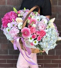 Композиция солнечный день в Иня Цветочная композиция из Розы, Хризантемы, Пионы и Лизиантусы в корзине в Иня
