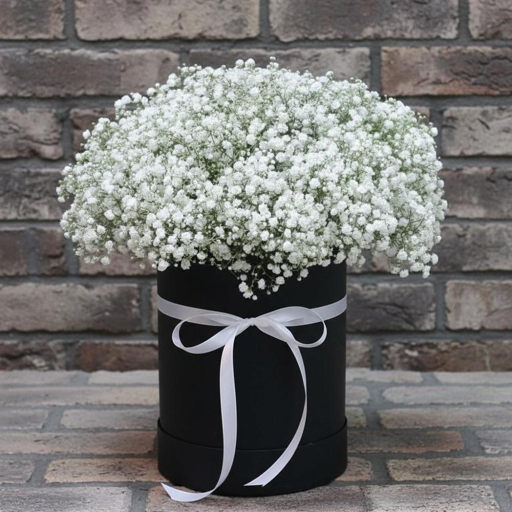 Цветочная композиция из Гипсофила в шляпной коробке в Иня