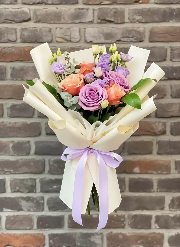 Букет цветов из: Лизиантусы и Розы в Иня