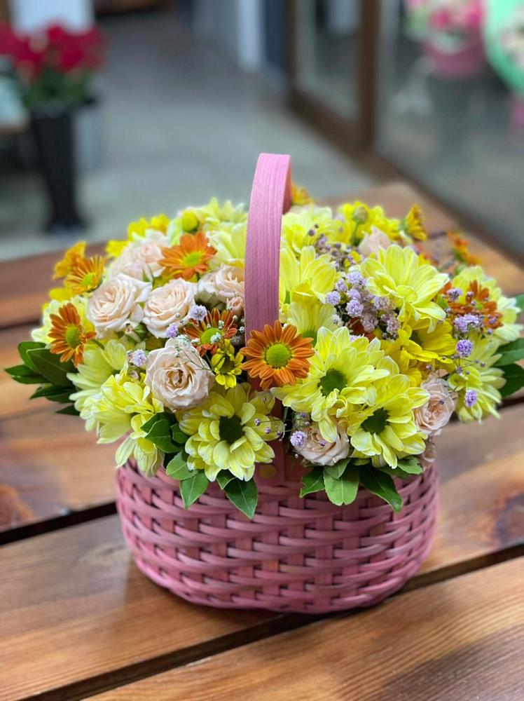 Цветочная композиция из Хризантемы и Розы в корзине в Иня