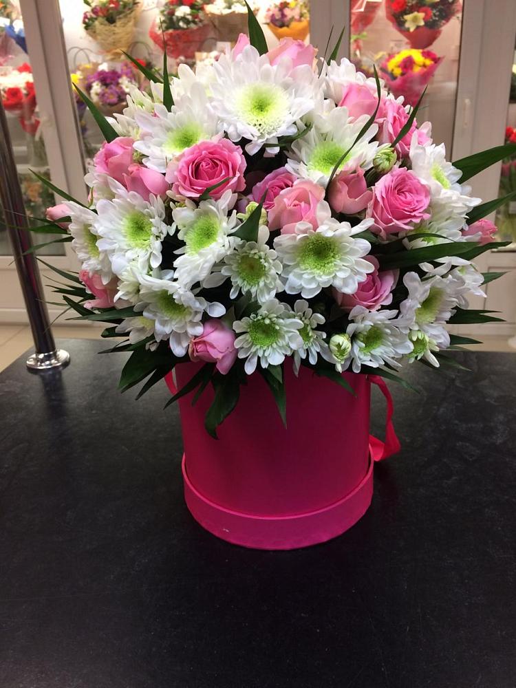 Цветочная композиция из Розы и Хризантемы в шляпной коробке в Иня