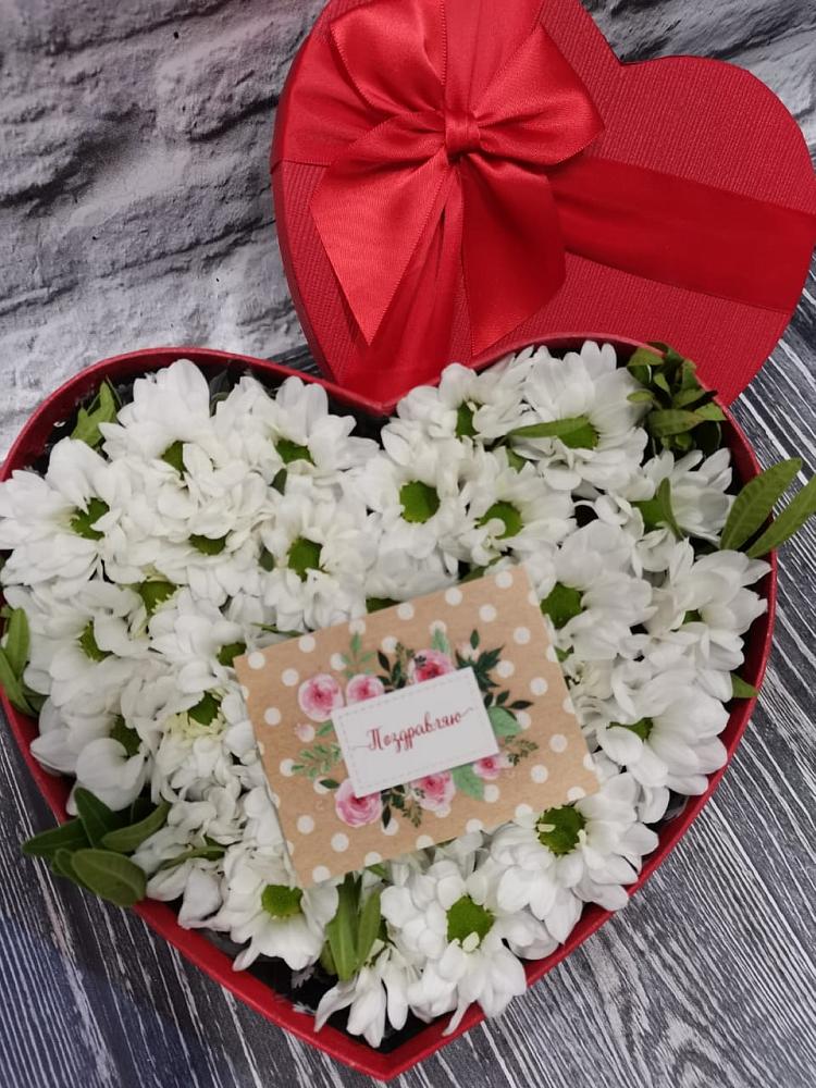 Цветочная композиция из Хризантемы в виде сердца в Иня